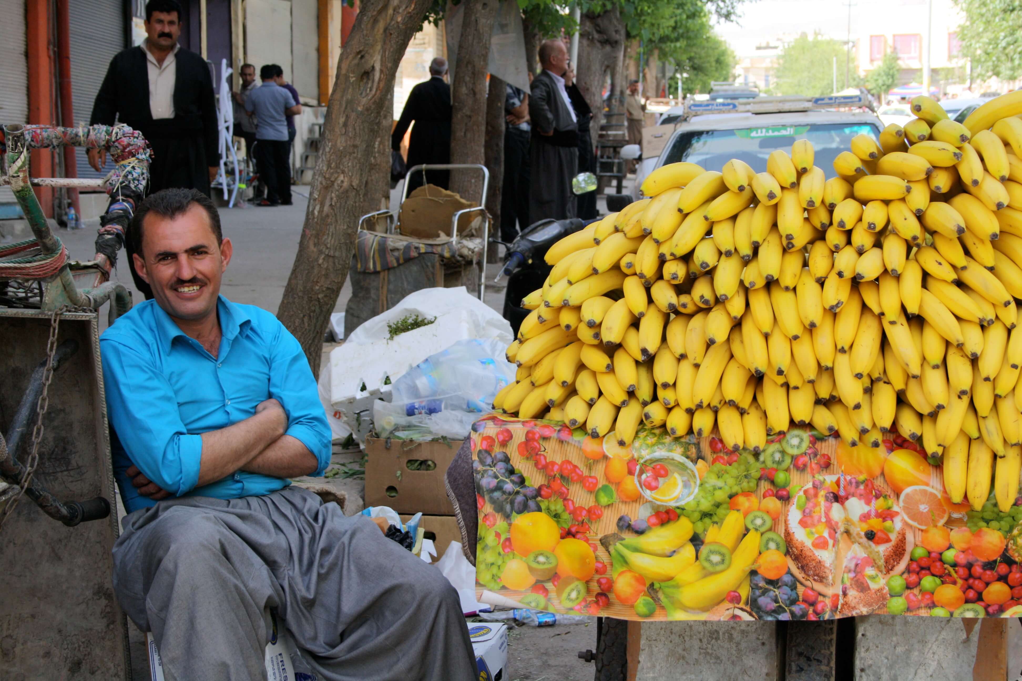 irak, marktkoopman fruit straathandel.jpg